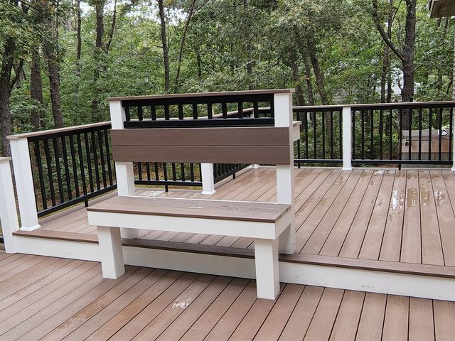 Built-in bench on the deck