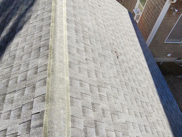 Asphalt shingle roof with ridge vent