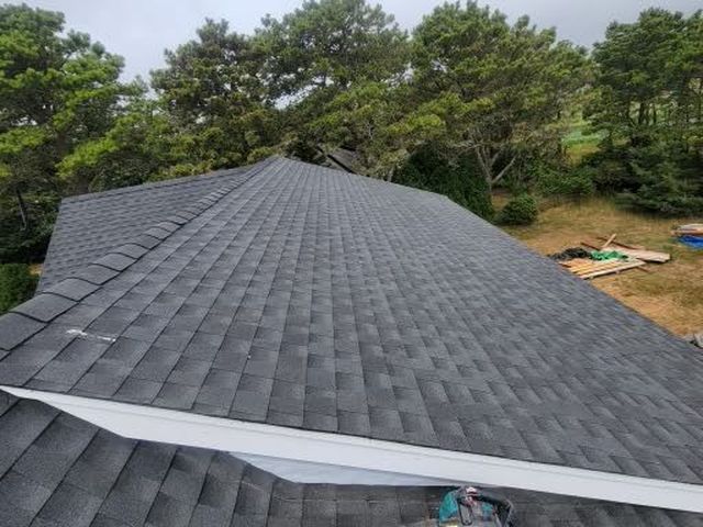 Asphalt shingle roof edge