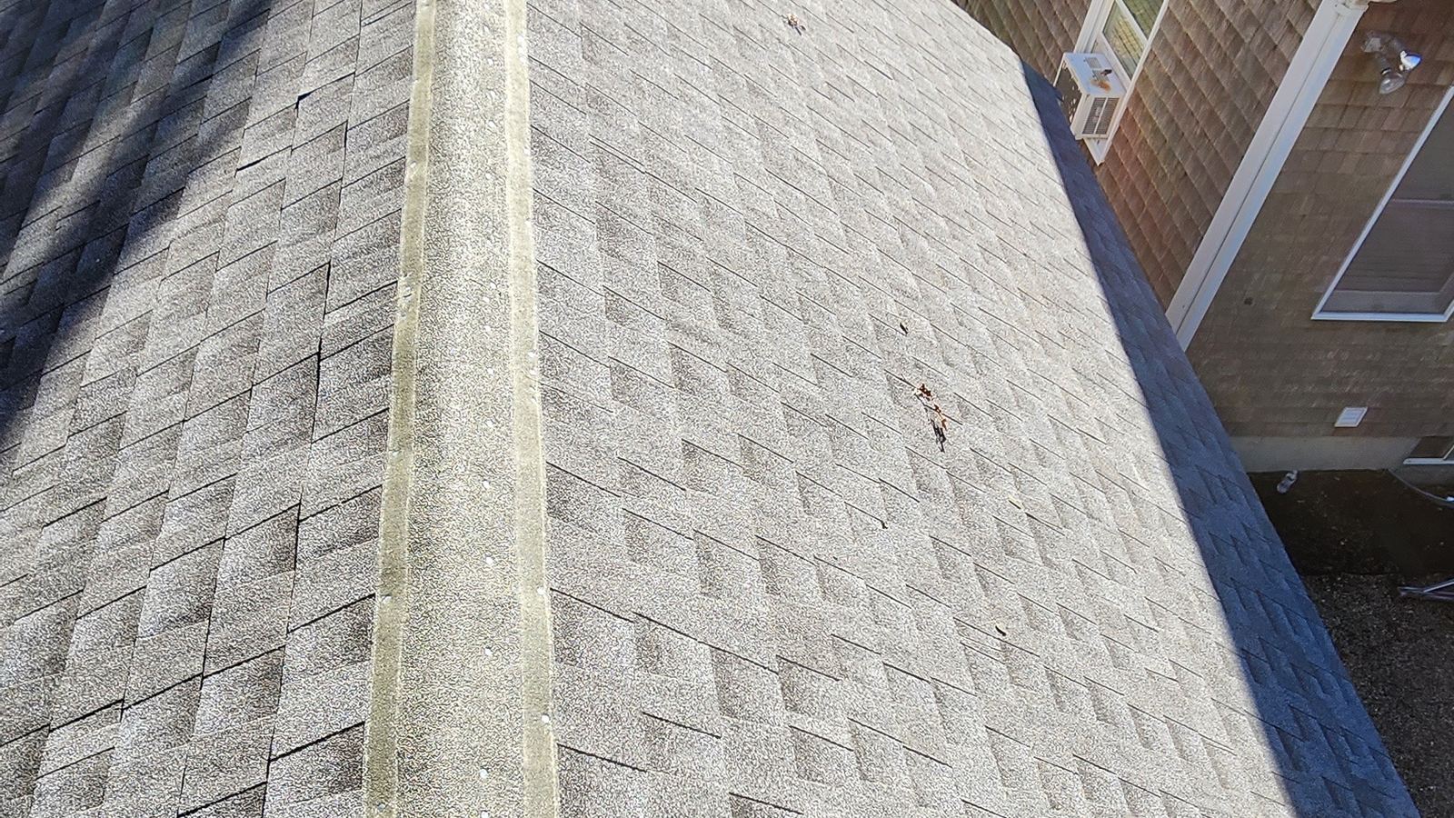 Asphalt shingle roof with ridge vent