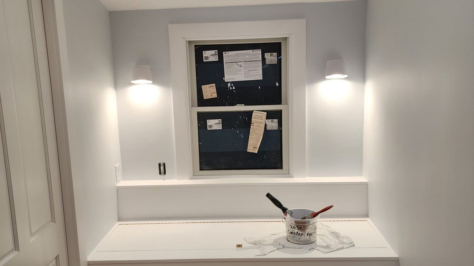 Window seat nook with sconces